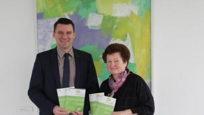 Bild: exb
Landrat Thomas Ebeling und Irene Schiml, Leiterin des Fachbereichs Kommunale Abfallwirtschaft, präsentieren die druckfrischen Exemplare des neuen Müllmagazins.