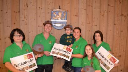 Bild: gz
Die Mützen und Festkalender präsentierten (von links) Tanja Zierer, Fabian Wild, Max Roth, Laura Roth, Annalena Stahl und Katrin Stahl.