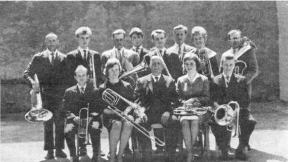 Bild: exb
Auf dem Bild ist die erste Mannschaft des evangelischen Posaunenchors zu sehen. Hintere Reihe, von links: Lorenz Münchmeier, Hermann Fuchs, Helmut Reinl, Wolfgang Meierhöfer, Max Höllerer, Herbert Reinl, Sieglinde Fuchs, Hans Lang. Vordere Reihe, von links: Hans Zwick, Erika Böhmert, Karl Höllerer, Ursula Scholz und Helmut Roder