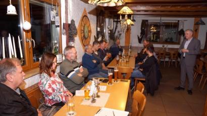 Bild: bkr
Bürgermeister Günter Kopp (stehend) nutzte die Gelegenheit für einen ausführlichen Bericht zum Gemeindegeschehen, die Bürger den Abend für zahlreiche Fragen an das Gemeindeoberhaupt.