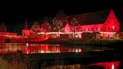 Bild: tr
Bordeauxrot ist die Farbe des Weihnachtsmarktes Tirschenreuth.