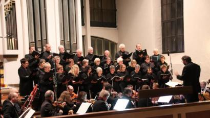 Bild: cog
Kirchenmusikdirektor Gerd Hennecke dirigierte die Sulzbacher Kantorei und das Kammerorchester St. Michov mit Leidenschaft und Verständnis.