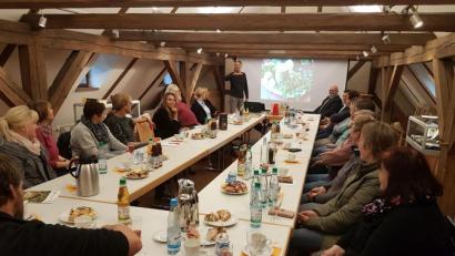 Bild: exb
Markus Strauß (stehend) stellte seine Konzeption eines Essbaren Wildpflanzenparks in Neualbenreuth vor.