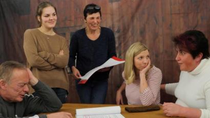 Bild: tr
Ein verzweifelter Regisseur Peter Schröpf (links): Die Meinungsverschiedenheiten zwischen ihm und Monika Grötsch (rechts) sind aber nicht echt, sondern einzig und allein einem sogenannten „Actionbild“ für unsere Zeitung geschuldet. Mit im Bild (hinten, stehend von links) Nathalie Lochner und Co-Regisseurin Gabi Schröpf sowie (sitzend, Zweite von rechts) Martina Saller.