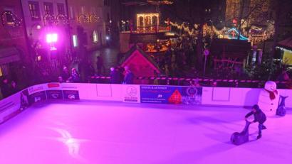 Bild: Gabi Schönberger
Die Eisbahn als neue Attraktion will erst noch erobert werden. Für die Mehrheit der Besucher wertet sie den Christkindlmarkt auf.