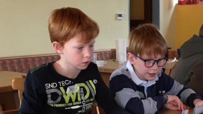 Bild: du
Laurenz (links) und Samuel nutzen in der Mittagspause gleich ihr Recht auf Freizeit und Erholung.