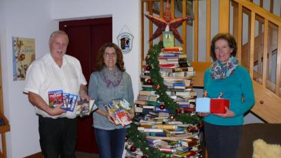 Bild: kgg
Das Bücherei-Team mit Gerda Sommer, Andrea Burger und Gerhard Laab (von rechts) am großen weihnachtlichen „Bücher-Baum“ in der Stadtbücherei Waldsassen.