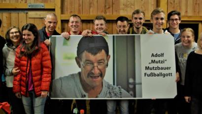 Bild: grm
Mit einer Bandenwerbetafel für den Fußballplatz überraschte der HPZ-Rehssport-Verein ihren Kameraden Adolf Mutzbauer (6.v.r.) zum 60. Geburtstag.