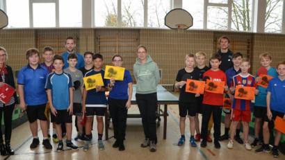 Bild: dob
Im Tischtennis-Kreisentscheid setzen sich die Schüler der Lobkowitz-Realschule aus Neustadt/WN (links) gegen die Kameraden des Augustinus-Gymnasiums Weiden (rechts) durch. Organisatorin Nikola Wolfrath (Mitte) von der Pfalzgraf-Friedrich-Mittelschule gratulierte den Gewinnern. Monika Höllerer von der Sparkasse (links) überreichte Sieger-T-Shirts.