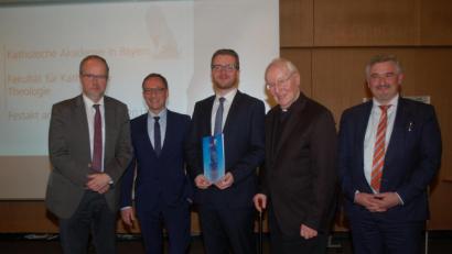 Bild: gib
Preisträger Markus Weißer (Mitte), umrahmt von (von links) seinem Doktorvater Erwin Dirscherl, Achim Budde, Direktor der Katholischen Akademie Bayern, Kardinal Friedrich Wetter und Dekan Thomas Schärtl-Trendel.