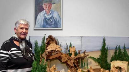 Bild: tr
Die Krippenausstellung im Museum haben die Mitterteicher Schnitzer dem verstorbenen Gründungsmitglied Adolf Gold (Gemälde) gewidmet. Gertraud Gold (links) hat eine Krippe ihres verstorbenen Ehemannes im Sonderausstellungsraum aufgebaut.
