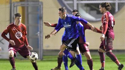 Bild: Büttner, Gerhard
Michael Busch von der SpVgg SV Weiden (Mitte) versucht sich in dieser Szene durchzusetzen.