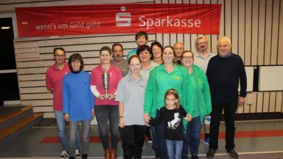 Bild: exb
Der Vorsitzende des Bierclubs, Erwin Koppmann (rechts) gratulierte den Mannschaftsführern.