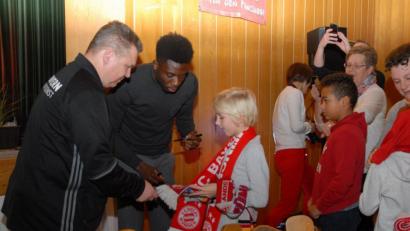 Bild: gb
Alphonso Davies (Zweiter von links) schrieb in Floß fleißig Autogramme.