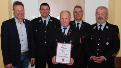 Bild: sche
Wolfgang Schäffer (Mitte) wird zum Ehrenmitglied der Freiwilligen Feuerwehr Aschach ernannt. Gratulanten sind (von links) Bürgermeister Alwin Märkl, Kommandant Norbert Hiller, Vorsitzender Klaus Püschl und Kreisbrandrat Fredi Weiß.