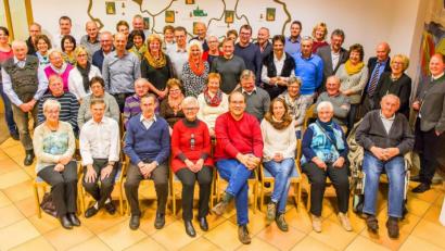 Bild: agr
Pfarrer Stefan Wagner (rechts) mit den zahlreichen Ehejubilaren.