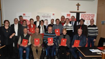 Bild: hcz
Die Geehrten der SPD-Ortsvereine Rothenstadt-Konradshöhe und Lerchenfeld-Stockenhut halten ihre roten Urkunden in Händen.