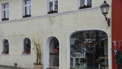 Bild: dob
Die Türen des Geschenke- und Blumenladens Weidner bleiben geschlossen. Rosemarie Weidner gab aufgrund ihres fortgeschrittenen Alters auf.