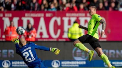 Bild: Daniel Karmann/dpa
Der Wiesbadener Manuel Schäffler (rechts) chippt den Ball am Nürnberger Torwart Felix Dornebusch vorbei zum 1:0 für den bisherigen Tabellenletzten.