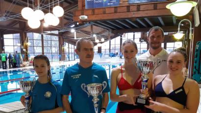 Bild: rbg
Tirschenreuths Sportbeauftragter Hubert Rosner (hinten) zeichnete die Vertreter der siegreichen Mannschaften von der SG Nordoberpfalz, dem SV Weiden und den Schwimmfreunden Pegnitz aus (von rechts).