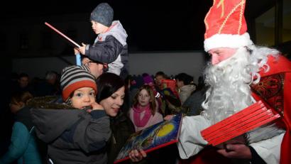 Bild: bey
Nikolaus verteilt vor dem Landricherschloss an die Kinder Adventskalender.