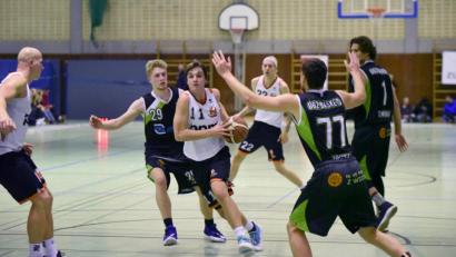 Bild: Tobias Schwarzmeier
Nachwuchstalent Yannik Stein (am Ball) liefert mit 23 Punkten sein bisher stärkstes Spiel für die Neustädter.