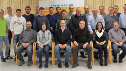 Bild: exb
„Wir packen an“, unter diesem Motto stellte sich die Mannschaft der Freien Wählergemeinschaft für den Krummennaaber Gemeinderat vor: (von links) Christian Sirtl, Christian Mattes, Thomas Busch, Robert Mark, Jürgen Prölß, Florian Mattes, Simon Zeitler, Gabriele Sieder, Thomas Moller, Thomas Ruland, Andreas Maderer, Landratskandidat Ely Eibisch, Wolfgang Bauer, Walter Wenning, Herbert Mattes, Hermann Prölß, Rainer Schwingshandl, Petra Schwingshandl, Wolfgang Schraml, Horst Peraus, Michael Ruland sen., Martin Panzer und Heinz Kraus.