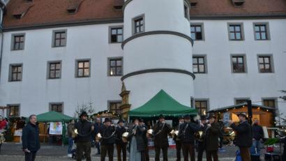 Bild: dob
Die Grenzland-Jagdhornbläser eröffnen traditionell den "Advent im Schloss", bevor Bürgermeister Andreas Wutzlhofer (links) die Besucher im Schlosshof willkommen heißt.