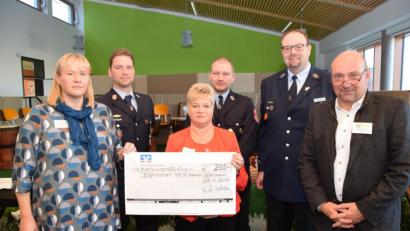 Bild: fz
Die Vertreter der Feuerwehr geben dem Elternbeirat 250 Euro. Rektor Günther Paul (rechts) freut sich auch.