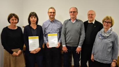 Bild: fdl
Die Geehrten Sabine Reich (Zweite von links) und Richard Falk (Dritter von links) freuten sich über die Glückwünsche von Anita Falk (links), Sprecherin des Pfarrgemeinderats, sowie (von rechts) Chorleiterin Dorothea Meyer, Ruhestandspfarrer Konrad Kummer und Kirchenpfleger Joachim Winkler.