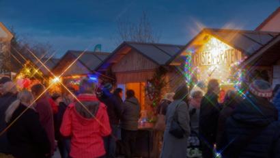 Bild: tr
Auch der achte Tirschenreuther Weihnachtsmarkt entpuppt sich gleich am ersten Wochenende als Publikumsmagnet und ist damit ein voller Erfolg für den Lions-Club als Veranstalter.