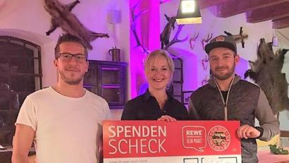 Bild: hl
Stefan Kuchenreuther (links) und Bastian Diepold dankten Susann Daubitz für die große finanzielle Unterstützung.