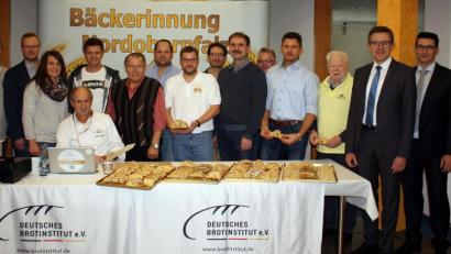Bild: R. Kreuzer
Bei dieser Vielfalt bietet der Stollen für jeden etwas. Das meinen die Bäcker um Obermeister Wolfgang Schmid (Achter von rechts) und Prüfer Manfred Stiefel (sitzend).