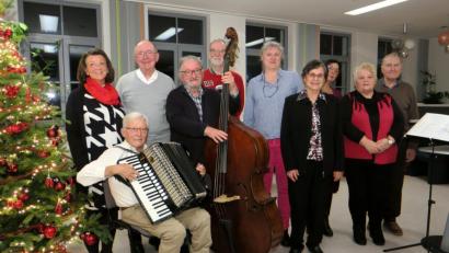 Bild: Hirsch
Die Sonntagsdichter erzählten bei der Adventslesung neue Geschichten aus ihrer Feder und ließen sich von den Musikern Günter Schmid und Johannes Bauer begleiten.