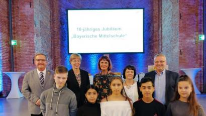 Bild: Dreifaltigkeits-Mittelschule/exb
Eine Amberger Delegation der Dreifaltigkeits-Mittelschule feiert in München den zehnten Geburtstag der bayerischen Mittelschule.