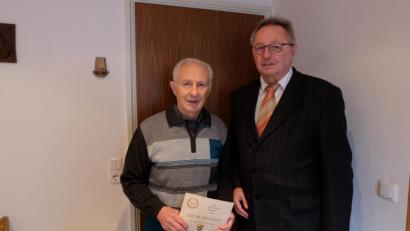 Bild: Stefanie Gradl
Dritter Bürgermeister Heinrich Ruppert (rechts) überbringt dem Jubilar Paul Schneider die Glückwünsche der Stadt.