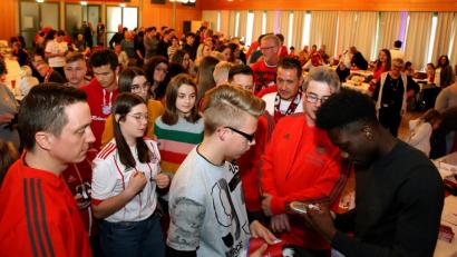 Bild: mef
Kleine und große Fans stehen Schlange, um sich in Floß Autogramme und Fotos vom 19 Jahre alten Bayern-Star Alphonso Davies zu holen.