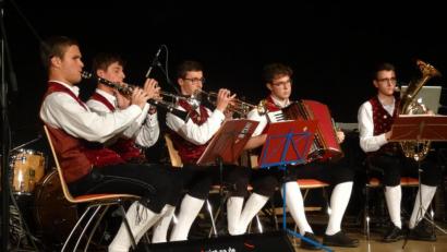 Bild: hka
"In oiner Dur" heißen die jungen Blechbläser vom Heimat- und Trachtenverein Stamm, die mit ihrer bodenständigen Musik Kirwa-Atmosphäre verbreiteten.