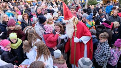 Bild: mab
Seine Geschenke sind gefragt. Der Nikolaus hat allerhand zu tun, um die vielen kleinen Hände zu bedienen.