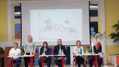 Bild: exb
Fünf Mitglieder des Elternbeirats und stellvertretender Bürgermeister Hermann Böhm lasen aus dem Kinderbuchklassiker „Räuber Hotzenplotz“ vor.