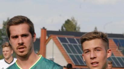 Bild: gb
Der SV Mitterteich feierte am Samstag bei Bayernliga-Absteiger SpVgg Jahn Forchheim einen 2:0-Erfolg. Die Tore erzielten Kevin Grünauer (rechts) in der zweiten Minute und Marco Kießling (links) in der Nachspielzeit.
