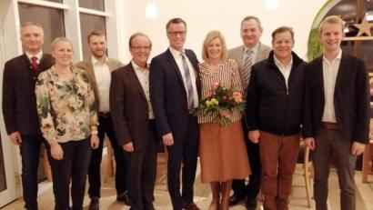 Bild: u
Bürgermeister Hermann Falk kann bei den Kommunalwahlen 2020 auf die 100-prozentige Unterstützung der CSU-Ortsverbände Hirschau, Ehenfeld und Massenricht und der Frauen-Union bauen. Von links: CSU-Kreisvorsitzender Harald Schwartz, Frauen-Union-Vorsitzende Michaela Meier, der Ehenfelder CSU-Vorsitzender Christian Gnan, Fraktionsvorsitzender Hans-Jürgen Schönberger, Bürgermeister Hermann Falk mit Ehefrau Rosi, der Massenrichter CSU-Vorsitzende Josef Luber, Dritter Bürgermeister Peter Leitsoni und Florentin Siegert, Vorsitzender der CSU Hirschau.
