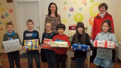 Bild: sön
44 bunt gepackte Päckchen konnten Schüler der Grundschule gemeinsam mit Rektorin Christine Kölbl (hinten links) an die Riedener Initiatorin der Aktion Pomoc, Marga Kraus, (hinten rechts) weitergeben.