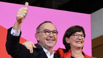 Bild: Jörg Carstensen
Norbert Walter-Borjans und Saskia Esken nach der Bekanntgabe des Ergebnisses im Willy-Brandt-Haus in Berlin.