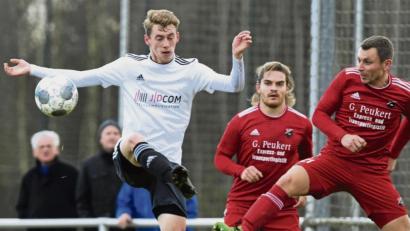 Bild: Büttner, Gerhard
Der Grafenwöhrer Luca Reiß (links) hat es hier mit den Seebachern Dominik Hauner (Mitte) und Waldemar Wagner (rechts) zu tun.