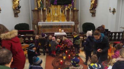 Bild: stn
Die Kinder legen ihre Herzen rund um den Stall am Altar ab.
