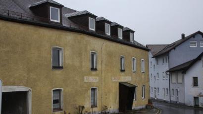 Bild: wro
Wie es mit dem ehemaligen „Fürstenhof“ (Bild) weitergeht, bleibt ungeklärt. Erneut sprachen sich SPD und Freie Wähler gegen den Ankauf und die Sanierung durch die Gemeinde aus.