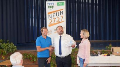 Bild: fvo
Gesundheits-Coach Thomas Eberl (von links) kam zum Projektauftakt "Neun2727" mit Bürgermeister Josef Beimler und Koordinatorin Doris Völkl. Die Reihe wird weiterlaufen, heißt es in der Marktratssitzung.