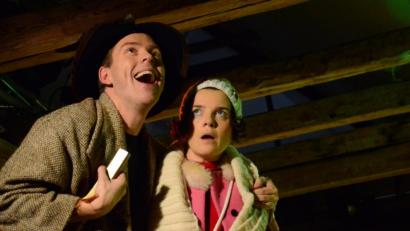 Bild: Kunz
Während Doris Hofmann immer Gerda bleiben darf, muss Julian Struck in viele Rollen schlüpfen. Hier spielt er den Räubersohn, der das Mädchen vor dem Schlachter rettet.