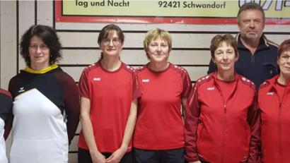 Bild: ruw
Kreisspielleiter Robert Knorr (hinten) ehrte die erfolgreichen Duos bei den Frauen. Von links Mareike Lindner, Beate Karl, Andrea Übelacker, Barbara Berlinski, Waltraud Seibold und Regina Benda.